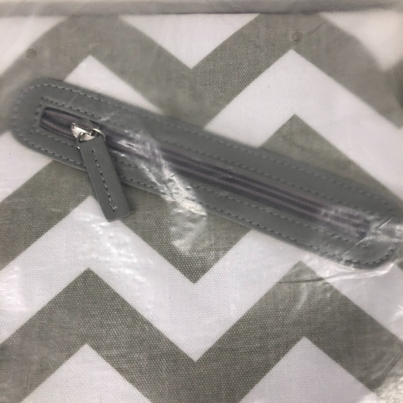 Kailo Chic Gray Chevron iPad Tablet Sleeve NWOT - Picture 3 of 5